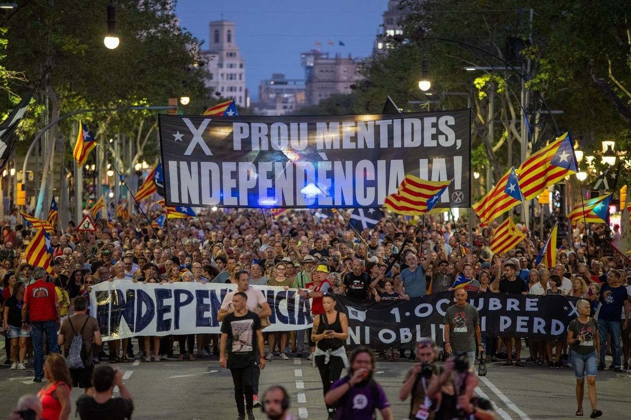 El independentismo reúne a 4.500 personas en Barcelona en el sexto aniversario del 1-O El independentismo reúne a 4.500 personas en Barcelona en el sexto aniversario del 1-O