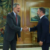 El rey Felipe VI recibe en audiencia al presidente de Vox, Santiago Abascal, este lunes, en el palacio de la Zarzuela.