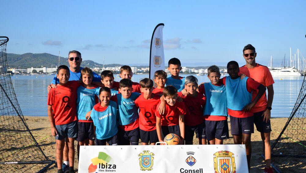 160 niños participan en el torneo de fútbol playa organizado por la S.D. Portmany con motivo de su centenario