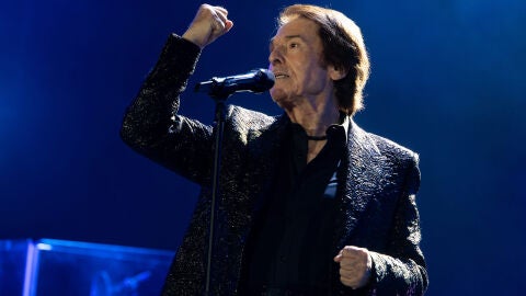 Raphael durante una actuaci&oacute;n en Alcal&aacute; de Henares