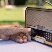 Persona mayor con radio 