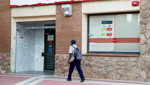  Un hombre camina junto a una oficina de empleo en Madrid