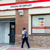 Un hombre camina junto a una oficina de empleo en Madrid Un hombre camina junto a una oficina de empleo en Madrid