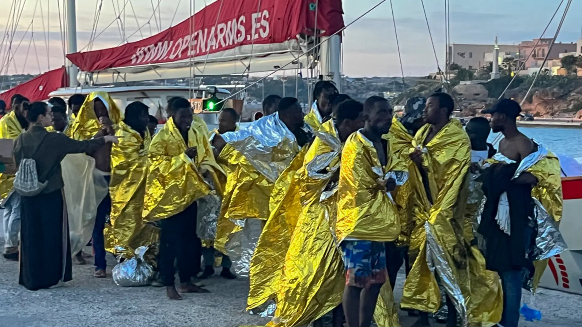 Inmigrantes en el puerto italiano de Lampedusa en abril de 2023. / EFE/ Gonzalo Sánchez