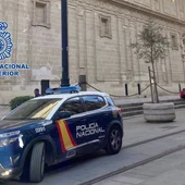 n coche patrulla de la Policía Nacional en las inmediaciones de la Catedral n coche patrulla de la Policía Nacional en las inmediaciones de la Catedral