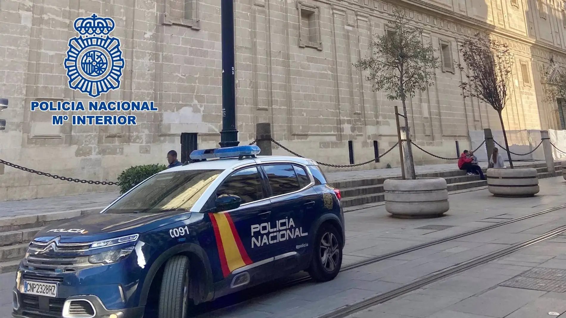 n coche patrulla de la Policía Nacional en las inmediaciones de la Catedral 