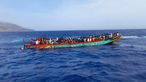 Este es el mayor cayuco que ha llegado a Canarias. 380 personas cerca de El Hierro