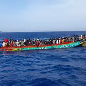 Este es el mayor cayuco que ha llegado a Canarias. 380 personas cerca de El Hierro Este es el mayor cayuco que ha llegado a Canarias. 380 personas cerca de El Hierro