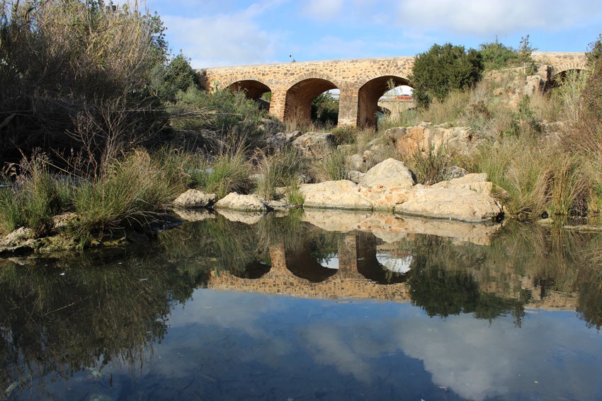 El Ayuntamiento de Santa Eulària des Riu comienza los trabajos de limpieza del único río de Ibiza El Ayuntamiento de Santa Eulària des Riu comienza los trabajos de limpieza del único río de Ibiza