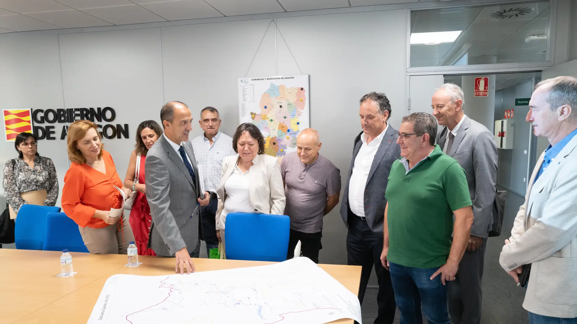 Bancalero con los alcaldes y otros representantes del Gobierno aragonés