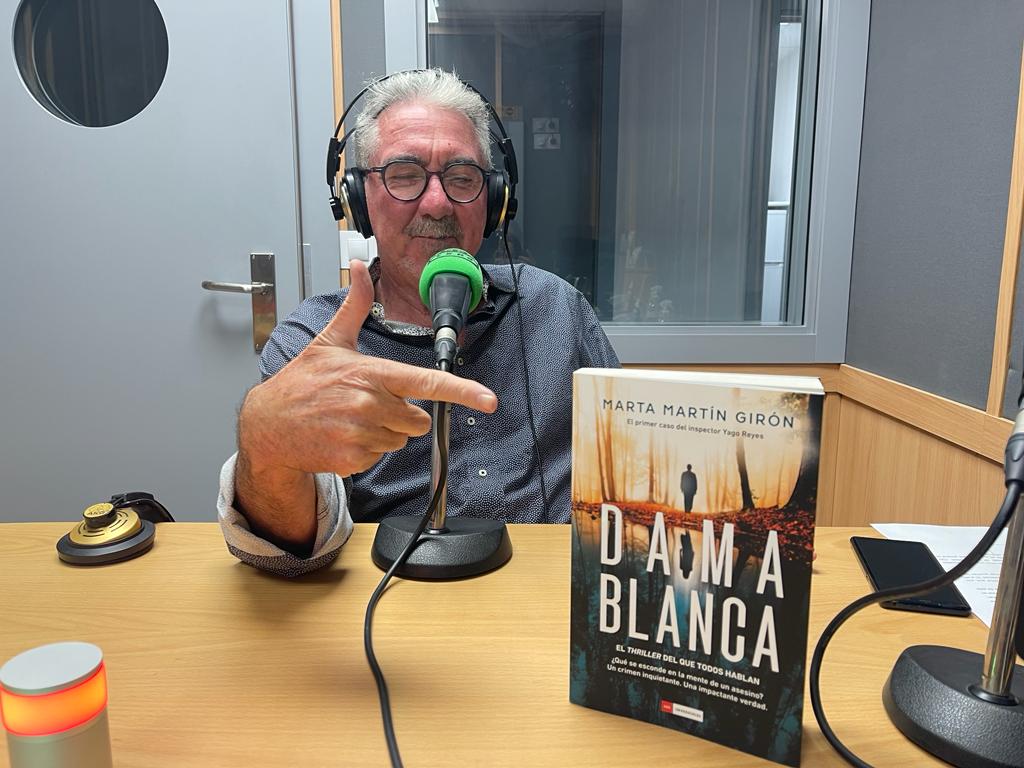 Una joven hallada muerta y semidesnuda en un arrozal de Cullera centra la trama de la novela 'Dama blanca' Una joven hallada muerta y semidesnuda en un arrozal de Cullera centra la trama de la novela 'Dama blanca'