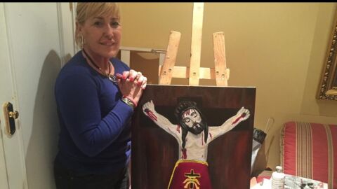 In&eacute;s Serna Orts con uno de sus cuadros del Cristo de Zalamea