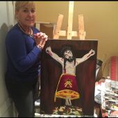 Inés Serna Orts con uno de sus cuadros del Cristo de Zalamea