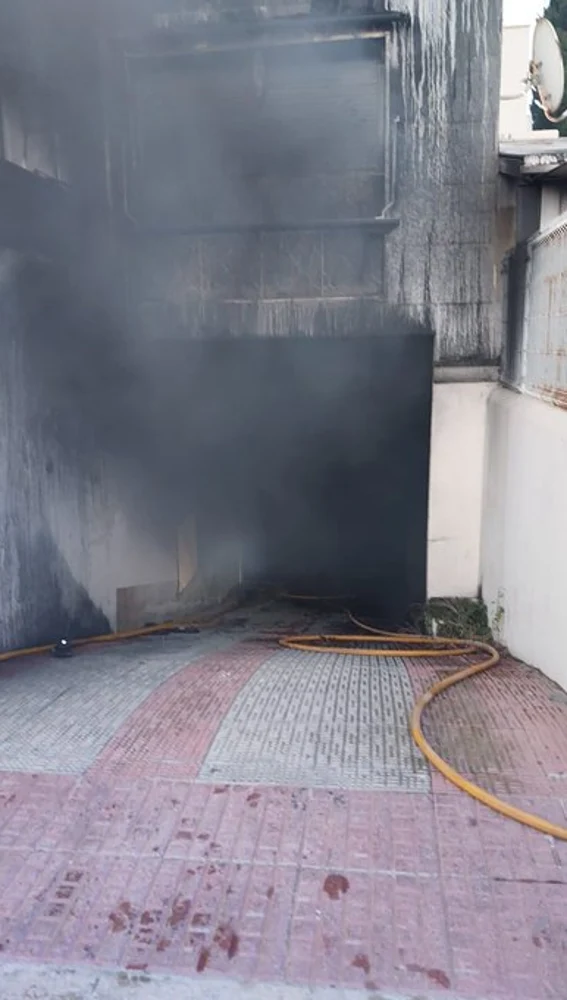 Potente incendio en un bajo repleto de motocicletas, gasolina y material inflamable en Puig d'en Valls