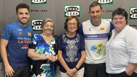 Representantes del Club Triatl&oacute; La Vila y C&aacute;ritas en los estudios de Onda Cero Marina Baixa.