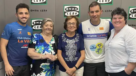 Representantes del Club Triatló La Vila y Cáritas en los estudios de Onda Cero Marina Baixa. Representantes del Club Triatló La Vila y Cáritas en los estudios de Onda Cero Marina Baixa.