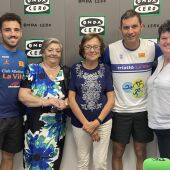 Representantes del Club Triatló La Vila y Cáritas en los estudios de Onda Cero Marina Baixa.