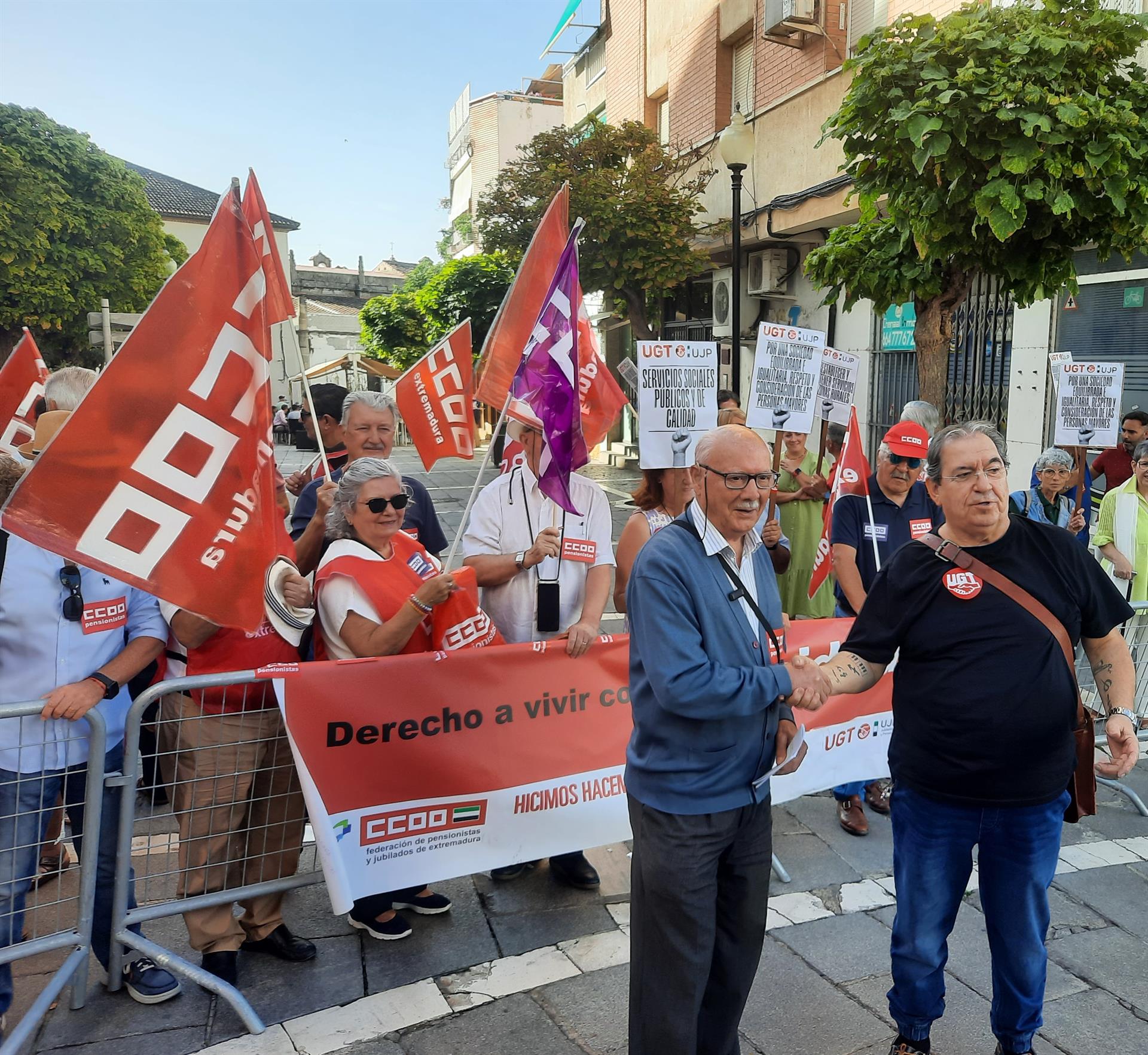 UGT y CCOO reclaman en Extremadura una Ley de Derechos de Personas Mayores y la bajada de precios en servicios esenciales UGT y CCOO reclaman en Extremadura una Ley de Derechos de Personas Mayores y la bajada de precios en servicios esenciales