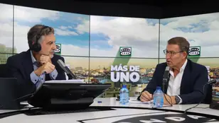 El líder del Partido Popular, Alberto Núñez Feijóo, con Carlos Alsina en 'Más de uno'