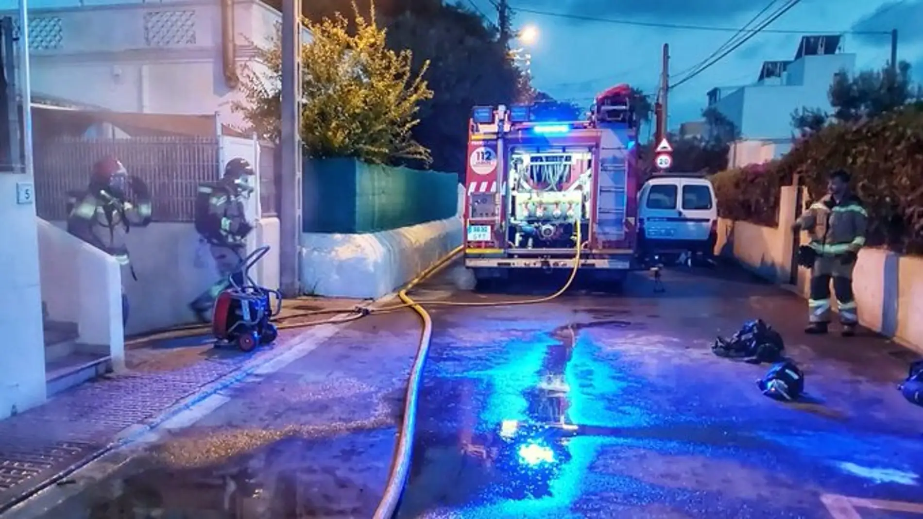 Alarma por un potente incendio en un bajo repleto de motocicletas en el pueblo ibicenco de Puig d'en Valls