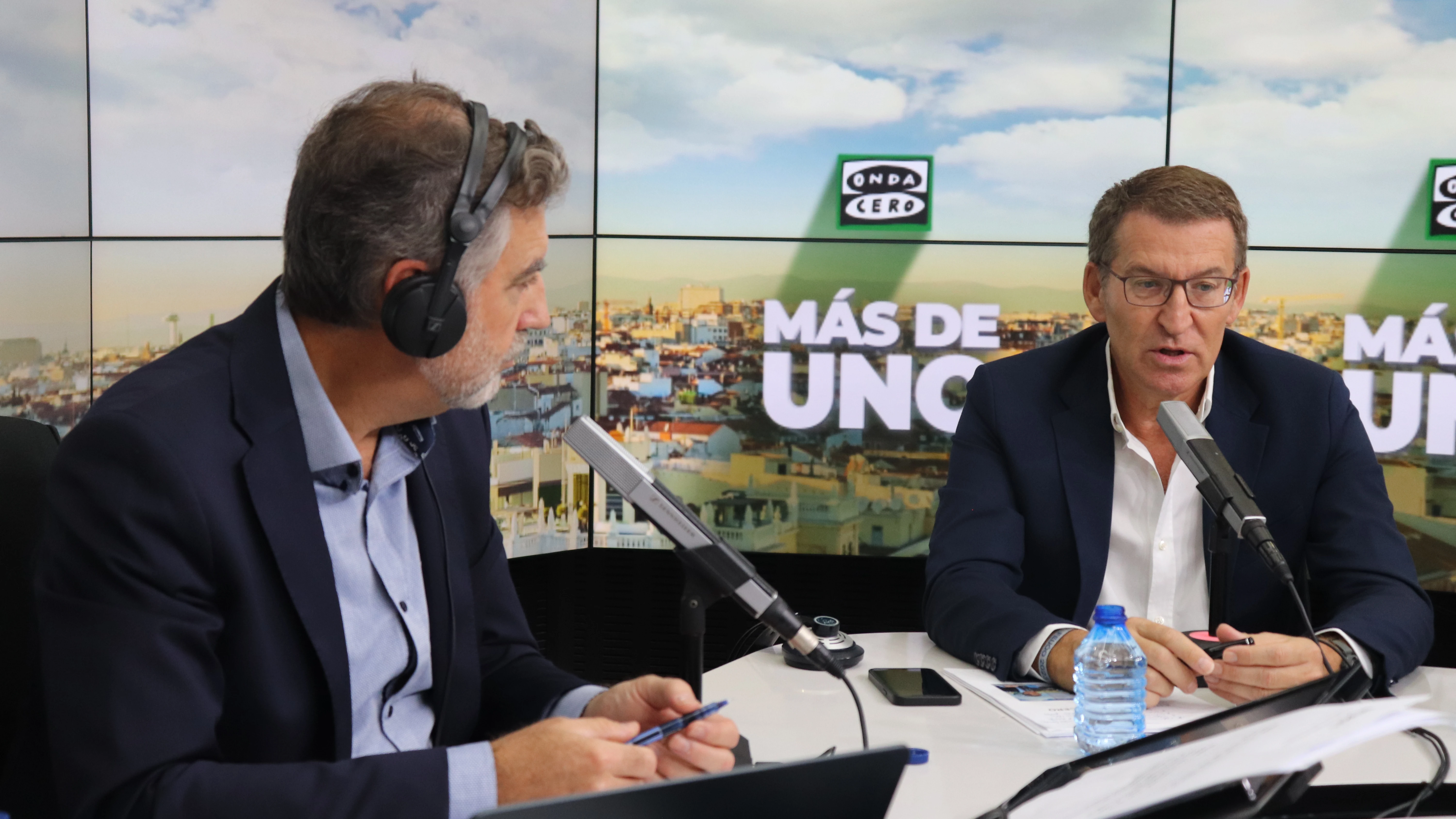 El líder del Partido Popular, Alberto Núñez Feijóo, con Carlos Alsina en 'Más de uno' El líder del Partido Popular, Alberto Núñez Feijóo, con Carlos Alsina en 'Más de uno'