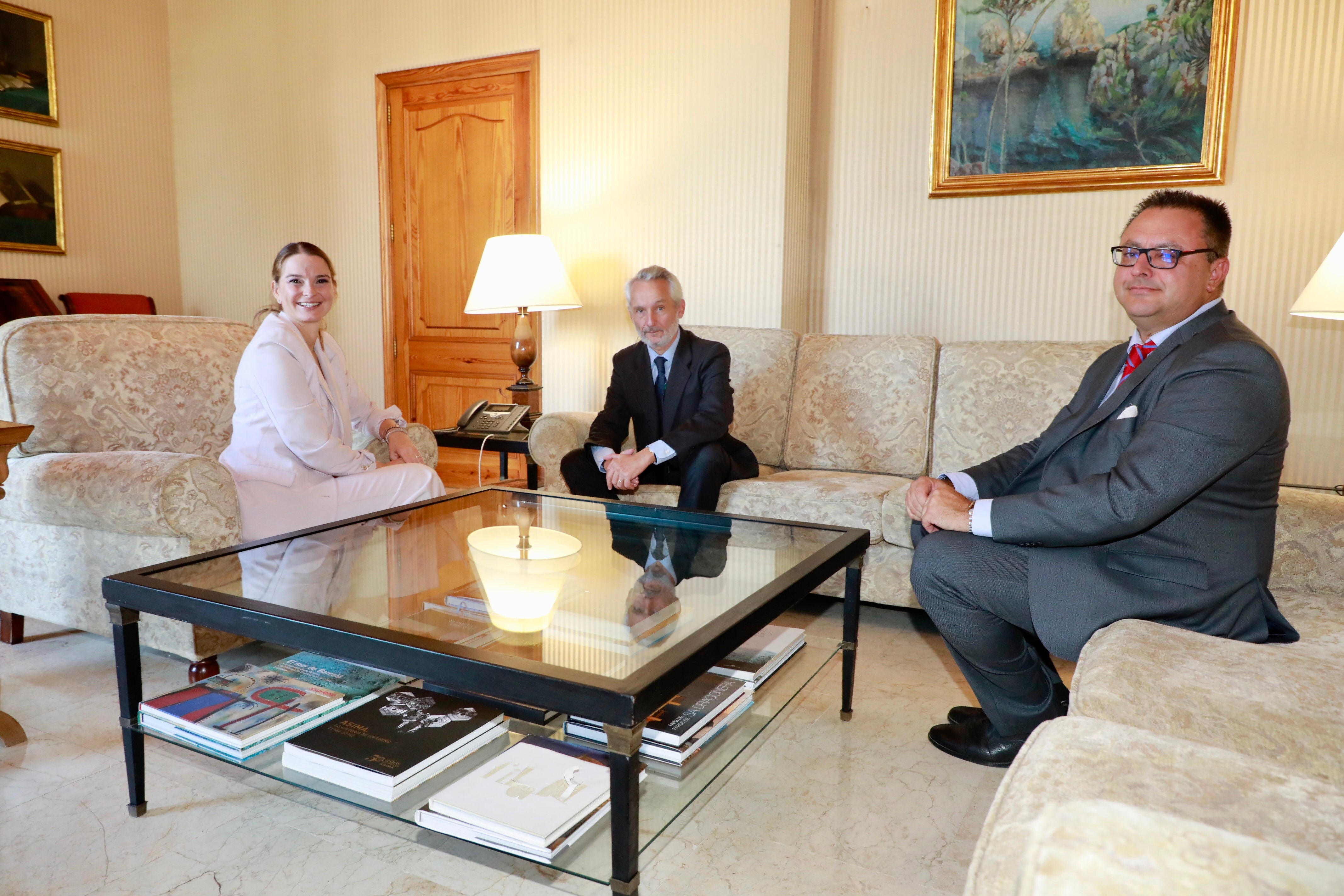 La presidenta del Govern, Marga Prohens, recibe al director general de Atresmedia Radio, Ramón Osorio La presidenta del Govern, Marga Prohens, recibe al director general de Atresmedia Radio, Ramón Osorio