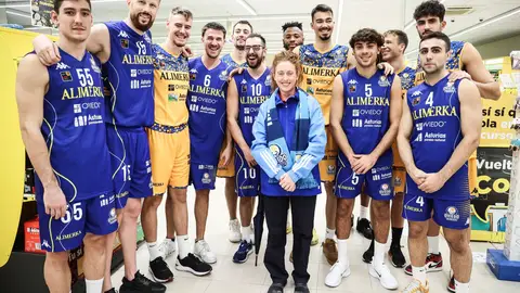 Los jugadores del Alimerka en su presentación Los jugadores del Alimerka en su presentación