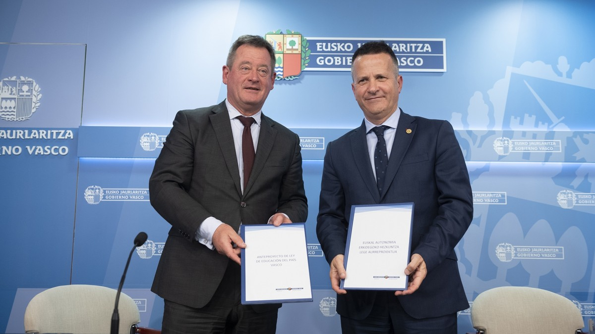 Sigue la confusión en torno a la Ley de Educación: PSE dice que habrá modelos lingüísticos, PNV habla de 'constatación' y EH Bildu pide una sola versión Sigue la confusión en torno a la Ley de Educación: PSE dice que habrá modelos lingüísticos, PNV habla de 'constatación' y EH Bildu pide una sola versión