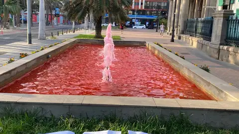 Fuente de la Comandancia Marina teñida de rojo Fuente de la Comandancia Marina teñida de rojo