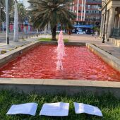 Fuente de la Comandancia Marina teñida de rojo