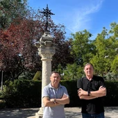 Gregorio Oraá y Pedro Lozano delante de la Cruz de los Casados Gregorio Oraá y Pedro Lozano delante de la Cruz de los Casados