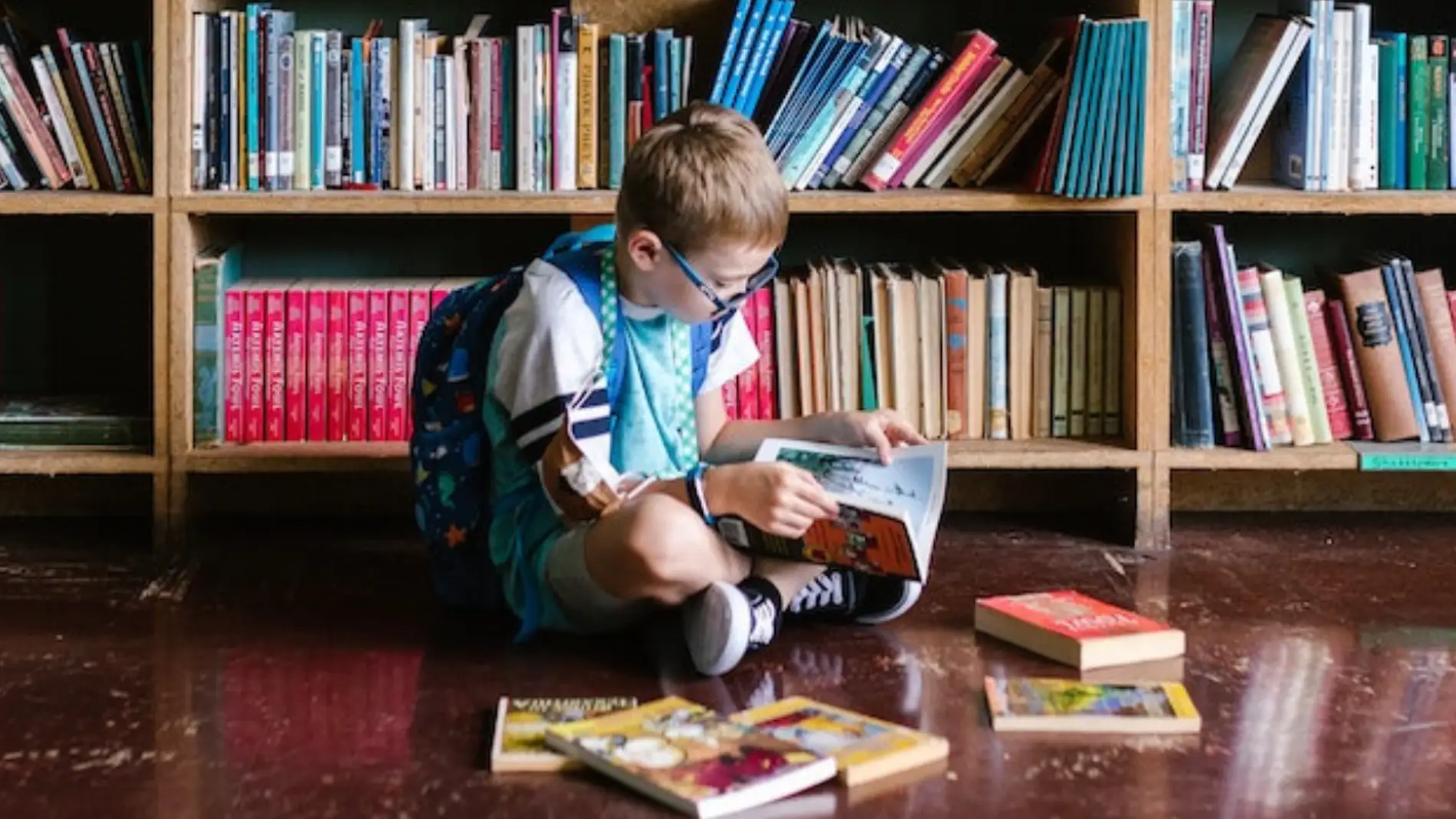 Un niño leyendo en una biblioteca