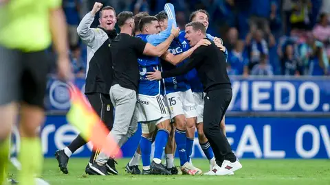 Los jugadores del Oviedo y Carrión festejan el gol de Sebas Moyano Los jugadores del Oviedo y Carrión festejan el gol de Sebas Moyano