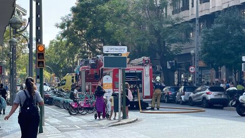 Los Bomberos, actuando en el incendio en avenida Argentina de Palma, donde ha fallecido un anciano de 84 años. 