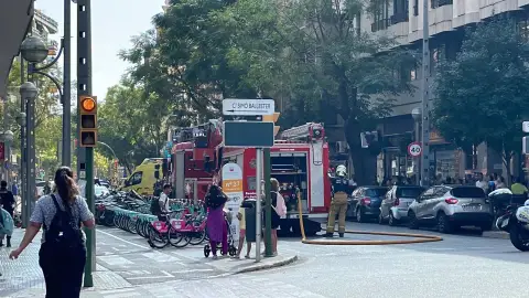 Los Bomberos, actuando en el incendio en avenida Argentina de Palma, donde ha fallecido un anciano de 84 años. Los Bomberos, actuando en el incendio en avenida Argentina de Palma, donde ha fallecido un anciano de 84 años.