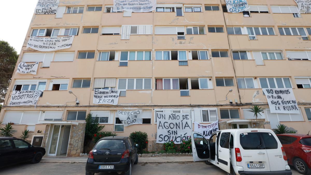 Sant Josep de Sa Talaia pretende modificar la ley para que los vecinos del bloque B de los apartamentos Don Pepe no tengan que dejar sus casas Sant Josep de Sa Talaia pretende modificar la ley para que los vecinos del bloque B de los apartamentos Don Pepe no tengan que dejar sus casas