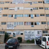 Sant Josep de Sa Talaia pretende modificar la ley para que los vecinos del bloque B de los apartamentos Don Pepe no tengan que dejar sus casas