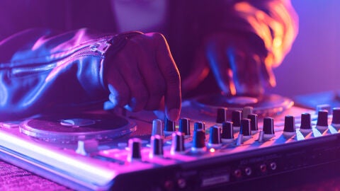 DJ en una discoteca