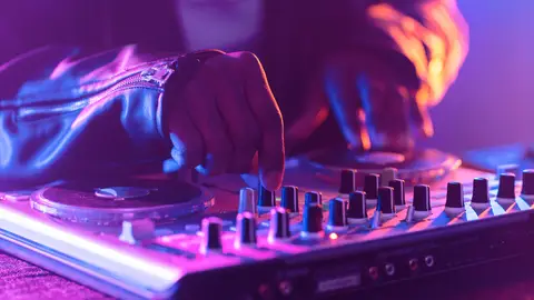 DJ en una discoteca DJ en una discoteca