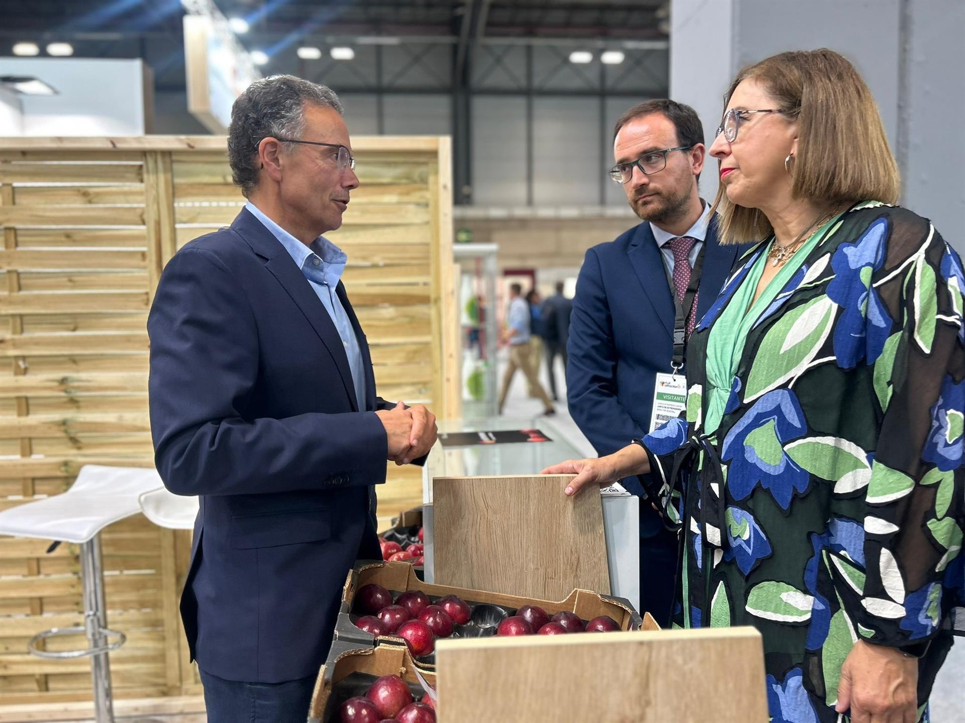 La consejera de agricultura muestra el apoyo de la Junta al sector hortofrutícola durante su visita a la Fruit Attraction La consejera de agricultura muestra el apoyo de la Junta al sector hortofrutícola durante su visita a la Fruit Attraction