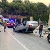 Un aparatoso accidente en el camí del Llandero en Benidorm moviliza tres dotaciones de bomberos