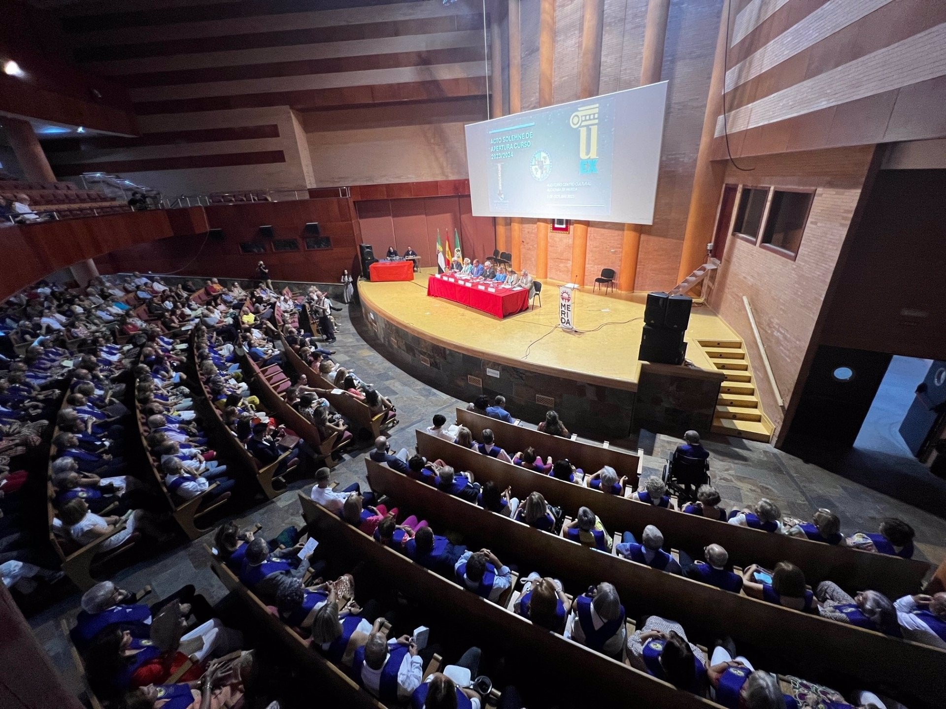 La Universidad de Mayores de Extremadura inaugura el nuevo curso superando los 2.900 alumnos La Universidad de Mayores de Extremadura inaugura el nuevo curso superando los 2.900 alumnos