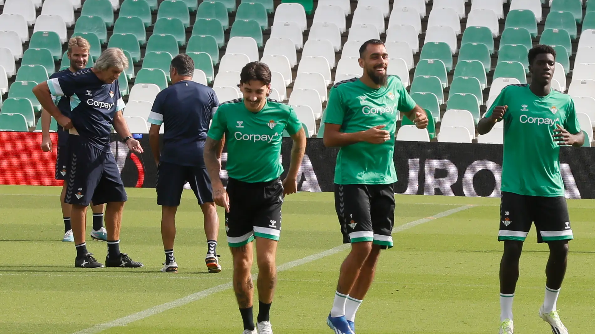 Bellerín, Borja Iglesias y Assane Diao entrenan en el Estadio Benito Villamarín.