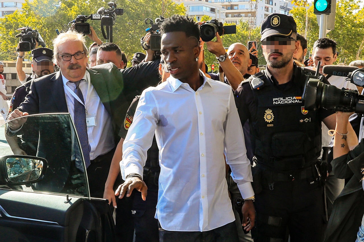 Vinicius ratifica ante el juez que sufrió insultos racistas en Mestalla Vinicius ratifica ante el juez que sufrió insultos racistas en Mestalla
