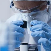 Imagen de archivo de un científico con un microscopio Imagen de archivo de un científico con un microscopio