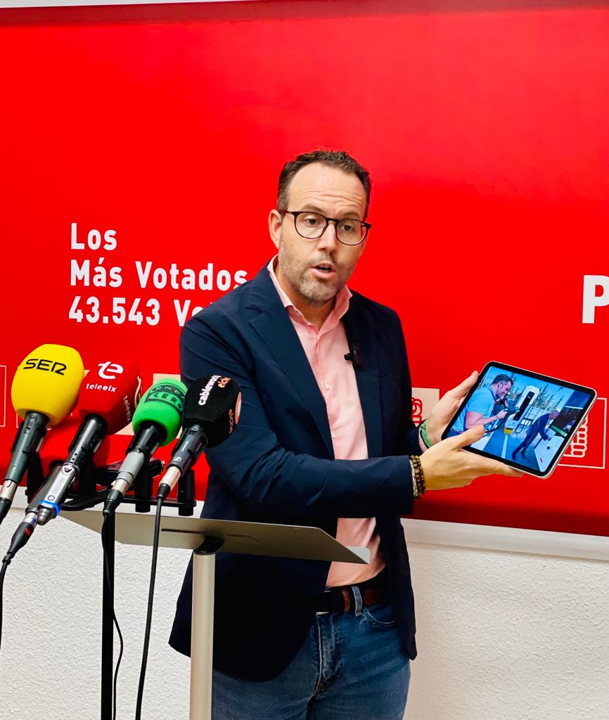 Héctor Díez (PSOE) sobre el alcalde de Elche Pablo Ruz (PP): “Lleva cien días a mantel puesto y mesa servida” Héctor Díez (PSOE) sobre el alcalde de Elche Pablo Ruz (PP): “Lleva cien días a mantel puesto y mesa servida”