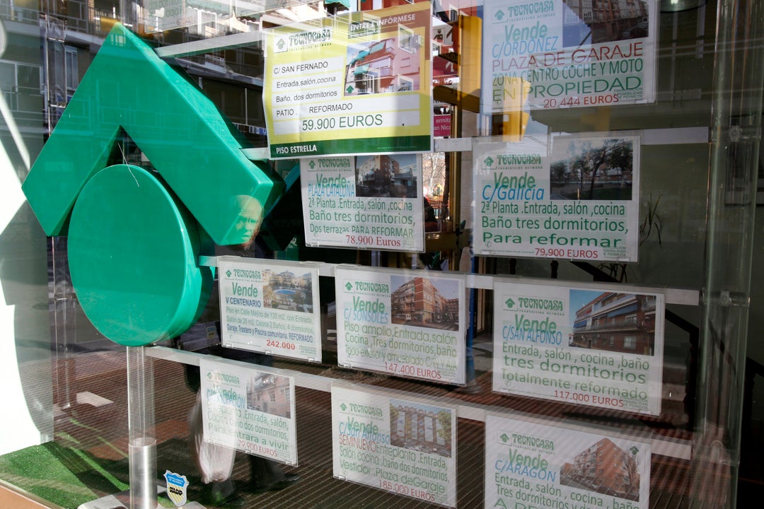La compra de viviendas se desploma en agosto y las hipotecas se hunden casi el 27% La compra de viviendas se desploma en agosto y las hipotecas se hunden casi el 27%