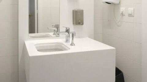 Ba&ntilde;o adaptado para pacientes ostomizados