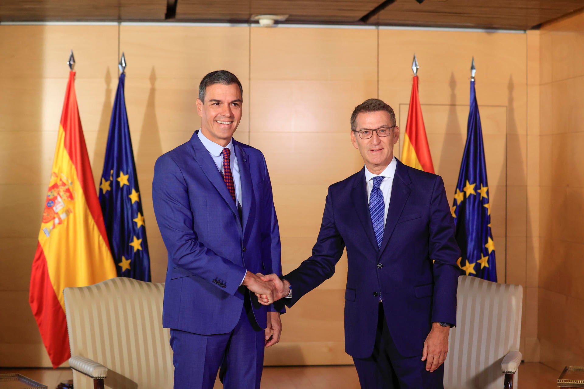 Moncloa ofrece a Feijóo tres fechas para reunirse con Sánchez antes de fin de año Moncloa ofrece a Feijóo tres fechas para reunirse con Sánchez antes de fin de año