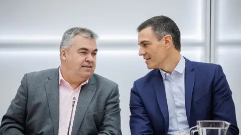 Santos Cerdán y Pedro Sánchez Quién es Santos Cerdán, el secretario del PSOE que Sánchez mandará a negociar con Puigdemont